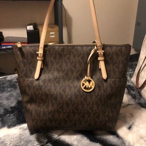 This it’s a michael kors bag it’s in very good condition use just 1 or 2 times